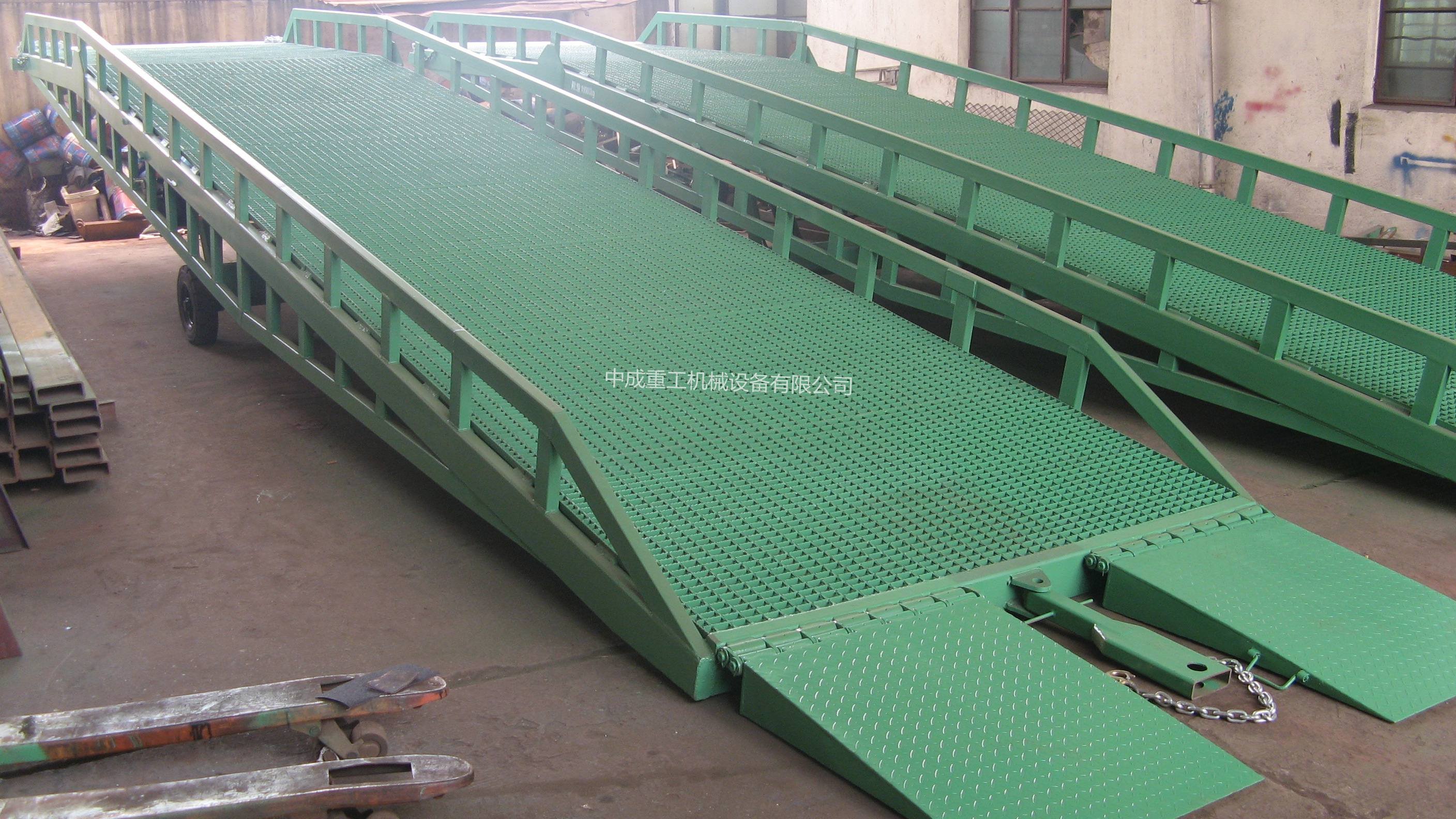 牽引移動式登車橋